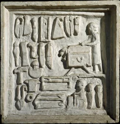 Römische Kunst: Innenraum eines Gebäudes oder einer Werkstatt mit verschiedenen Werkzeugen. Flachrelief. 1. Jahrhundert n. Chr. Rom, Museo della Civiltà Romana