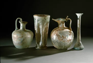 Römische Kunst: Krüge, Kannen und Glasvasen aus Pompeji. 1. Jahrhundert. Museo Archeologico Nazionale, Neapel