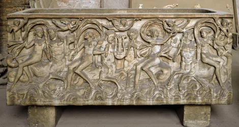 Römische Kunst: Sarkophag, verziert mit Flachreliefs, die einen Zug von Mänaden und tanzenden und musizierenden Zentauren darstellen. Ende des 3. Jahrhunderts. Museo Nazionale Romano (oder delle Terme), Rom