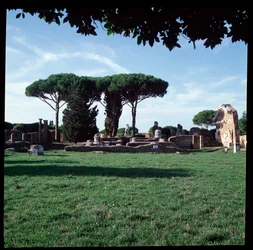 Römische Kunst: Ansicht der Ruinen des Tempels von Rom und Augustus, archäologische Stätte von Ostia