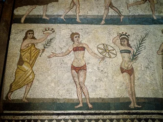 Römische Kunst: junge Römer bei körperlichen Übungen. Sie tragen einen Lendenschurz um die Nieren und ein Strophium (Vorläufer des BHs) auf der Brust. Die Palmzweige, die sie halten, sind Symbole des Sieges. (Detail)