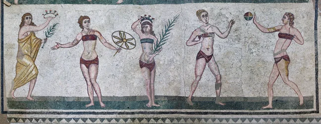 Raum der Mädchen, die Athleten darstellen, die an einem Leichtathletikwettbewerb teilnehmen und einen zweiteiligen Badeanzug tragen