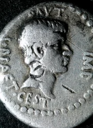 Silbermünze mit dem Abbild von Marcus Junius Brutus, römischer Senator