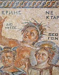 Die Präsentation des Baby Dionysos durch Hermes. Detail von Hermes, Nektar und Theogen, Haus des Aion, Paphos, Zypern
