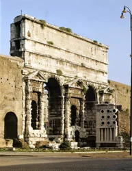 Ansicht des Maggiore-Tores, dies ist der Punkt, an dem das Aquädukt von Claudius im Jahr 38 n. Chr. endet. Rom