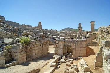 Blick durch den gewölbten Eingang des Theaters von Xanthos in die Orchestergrube, mit Säule und Harpyiengrab, Xanthos, Türkei