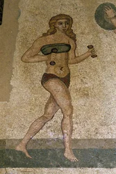 Junge Römer bei körperlichen Übungen. Sie tragen einen Lendenschurz um die Nieren und ein Strophium (Vorläufer des BHs) auf der Brust. Römisches Mosaik des 3. - 4. Jahrhunderts aus der Villa del Casale, Piazza Armerina (Sizilien).