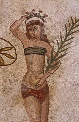 Junge Römer bei körperlichen Übungen. Sie tragen einen Lendenschurz um die Nieren und ein Strophium (Vorläufer des BHs) auf der Brust. Der Palmzweig, den sie halten, ist ein Symbol des Sieges. Römisches Mosaik des 3. - 4. Jahrhunderts der Villa del Casale,