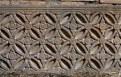 Architektonisches Fragment mit geschnitzter Dekoration, Hochimperialzeit (27 v. Chr.-395 n. Chr.)