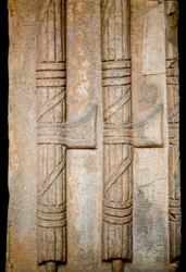 Flachrelief mit Darstellung eines Liktorenbündels aus der römischen Kaiserzeit (Symbol römischer Macht). Rom, Museo Nazionale Romano. (Fasces)