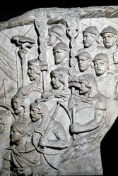 Römische Kunst: Krieger, die Vexillum (römische Banner) tragen. Abguss von 1862, der die Basreliefs der Trajanssäule in Rom reproduziert, erbaut während der Herrschaft von Kaiser Trajan (53-117). Die Trajanssäule erinnert an den Sieg