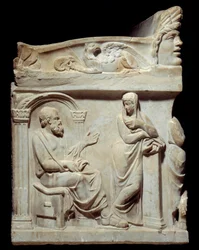 Römische Antike: Sarkophag der Musen. Dieser Sarkophag ist mit der Darstellung der neun Musen und an den kleinen Seiten mit Porträts des Philosophen Sokrates und des Dichters Hesiod verziert