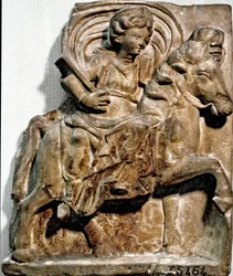 Römische Kunst: die Göttin Epona, eine Gottheit gallischen Ursprungs, Schutzpatronin der Reiter und Reisenden. In Gannat (Allier), Auvergne, gefundene Kalksteinstele. Saint-Germain-en-Laye. Museum der Nationalen Altertümer