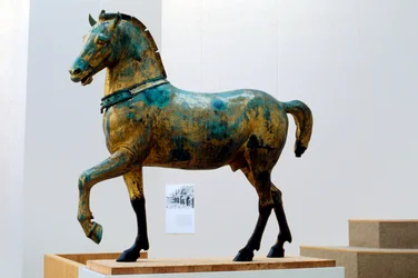 Statue eines der vier Triumphpferde von San Marco (Bronze)