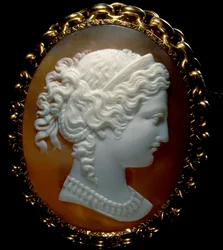 Porträt eines weiblichen Profils; Kamee auf Sardonyx, in Gold gefasst