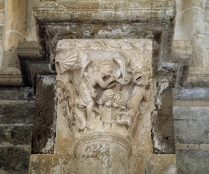 Ein Musiker und ein Dämon, der Wollust symbolisiert (geschnitztes Kapitell)