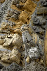 Detail des geschnitzten Gewölbes der Fassade der Kathedrale Saint Marie, Oloron Sainte Marie (Atlantische Pyrenäen)