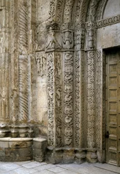 Detail der Fassade auf der linken Seite des Portals der Basilika, Anfang des 12. Jahrhunderts