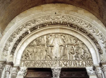 Jüngstes Gericht, skulptiertes Tympanon der Kathedrale Saint Lazarus von Autun, Romanische Kunst des 13. Jahrhunderts. Autun, Saône und Loire, Burgund, Frankreich.