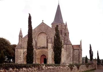 Romanische Architektur: Blick auf die Kirche von Aulnay