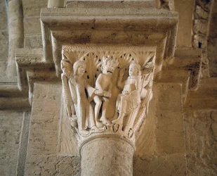 Der Teufel zeigt einer Frau den heiligen Benedikt, um ihn zu verführen, Kapitell des Narthex (Skulptur)