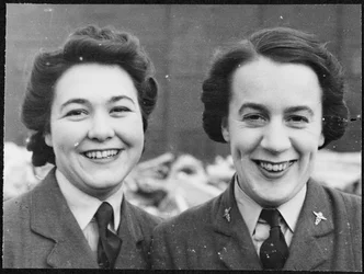 Porträt von Georgie Frankland und Ethel Hopkins, Pinewood Studios