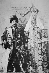Zar Nikolaus II. und Zarin Alexandra in voller Krönungsornat, Mai 1896