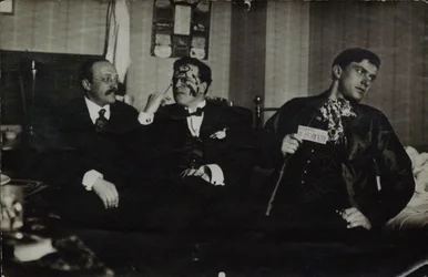 Wladimir Majakowski (rechts) mit David Burlyuk (Mitte) und Andrei Shemshurin, 1914, Moskau