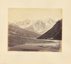 Fernsicht auf die schneebedeckten Gipfel südlich des Shigri-Gletschers