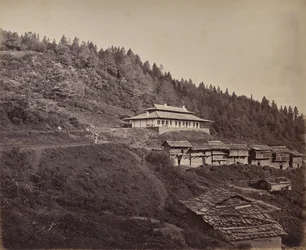 Der obere Himalaya. Das Dorf Harkundu mit dem Bungalow für Reisende im Rasthaus