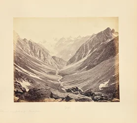 Tal und schneebedeckte Gipfel, vom Hampta-Pass auf der Spiti-Seite aus gesehen