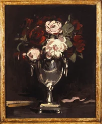 Rote und weiße Rosen in einer Silberurne