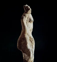 Nuragische Kultur (Nuraghi) Sardinien: Kalkstein-Statuette der Venus steatopygic (unterer Rückenform) (Venus von Macomer), aus Macomer, nahe Nuoro. Datierung aus der pränuragischen Zeit (25.-18. Jahrhundert v. Chr.). Eneolithikum. Cagliari, Museo Nazionale