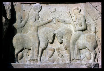Relief, das die Investitur von König Ardashir I. (ca. 210-241) zeigt, Gründer des Sassanidenreiches im alten Persien