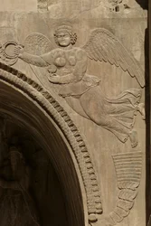 Genius, der eine Schale mit Früchten hält, symbolisiert Überfluss, von einem Zwickel eines Aivans, 590-628