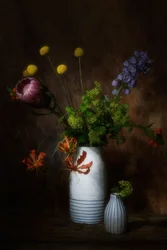 Dunkles Blumenstillleben