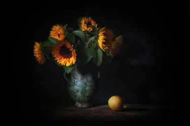 Dramatische Sonnenblumen und Zitrone