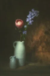 Blumenstillleben mit rosa Protea