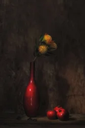 Florales Stillleben mit roter Vase