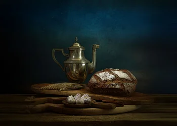 Rustikales Brot und Teekanne