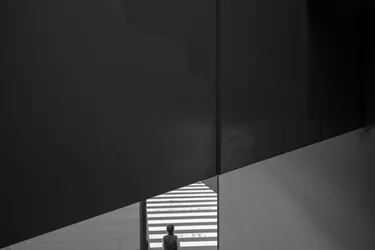 Einsame Figur in urbaner Geometrie