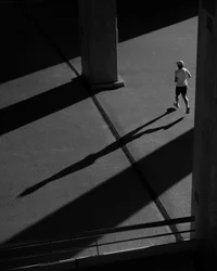 Schatten eines einsamen Läufers