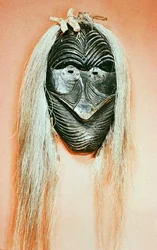Zeremonielle Mohawk-Maske (Holz & Haar)
