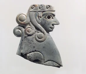 Möbelplakette: weibliche Sphinx mit Hathor-Stil Locken, ca. 18. Jahrhundert v. Chr. (Nilpferd-Elfenbein)