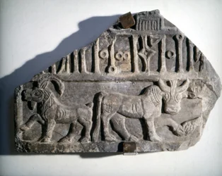 Südarabische Kunst: Flachrelief mit Schrift, das Tiere darstellt. Museo Nazionale Romano, Rom.