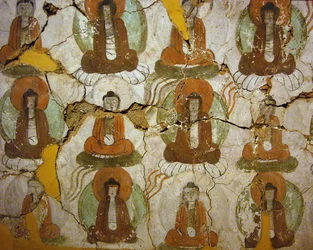 Buddhas, gemalt aus dem 9. Jahrhundert, auf einem Fragment eines Wandgemäldes aus den "Höhlen der Tausend Buddhas" in Kumtura, Autonome Region Xinjiang. Fotografie, Seoul National Museum, Republik Korea, 2006