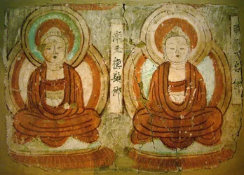 Buddhas, gemalt vom 9. Jahrhundert bis zur Zeit des Staates Gaochang, auf einem Fragment eines Wandgemäldes aus den „Höhlen der Tausend Buddhas“ in Bezeklik, Autonome Region Xinjiang. Fotografie, Nationalmuseum von Korea, Seoul, Republik Korea, 2006.