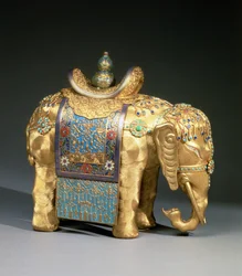 Figur eines Elefanten mit Emailverzierungen und Korallen- und Türkiskabochons, Satteldecke mit buddhistischen Symbolen, Chien-Lung-Periode, ca. 1780
