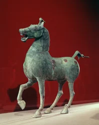 Pferd, aus Wu-wei, Kansu, Östliche Han-Dynastie (Bronze)