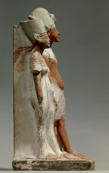 Altägyptische Kunst: König Echnaton und Königin Nofretete. Um 1360 v. Chr. geschaffene bemalte Kalksteinskulptur, Paris, Musée du Louvre